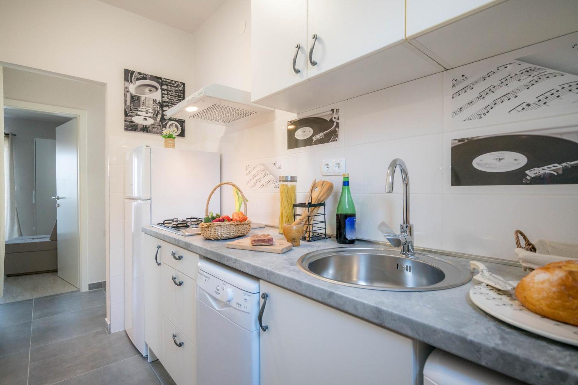 Apartments Sonata Omis Exterior photo